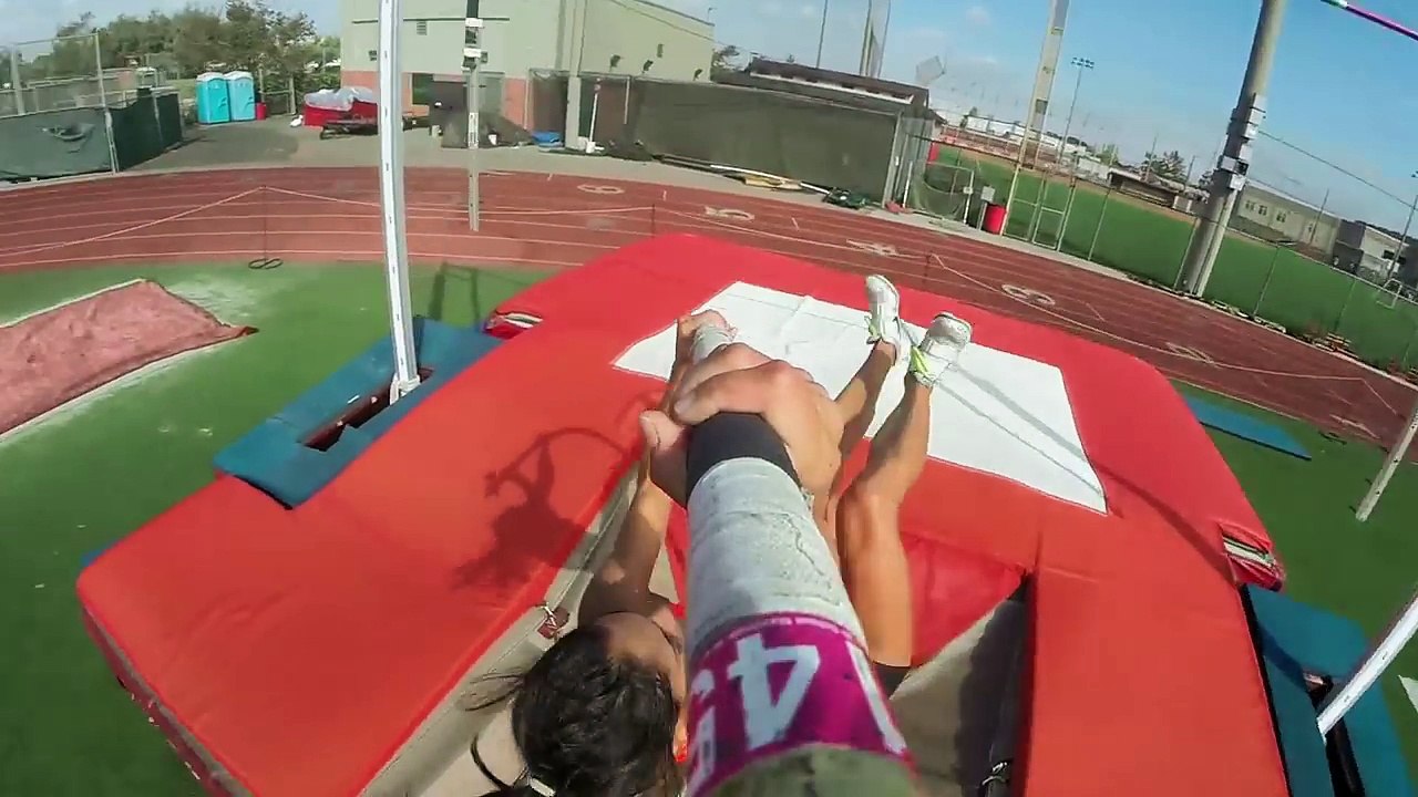 Saut à la perche filmé à la GoPro comme si vous sautiez !