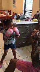 Cette petite fille de 4 ans a de l'énergie, et elle boxe comme une pro, impressionnant !