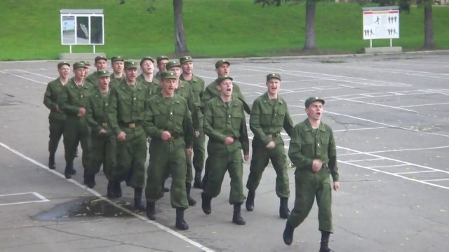 Ces soldats russes chantent Barbie Girl en défilant !!