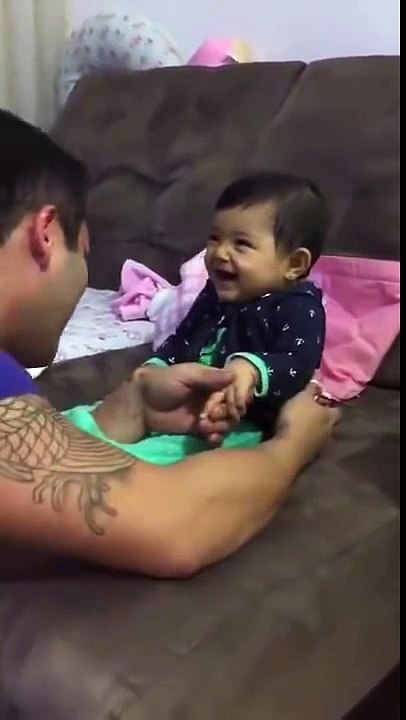 Tırnakları kesilirken babasını gülme krizine sokan tatlı bebek- çok komik