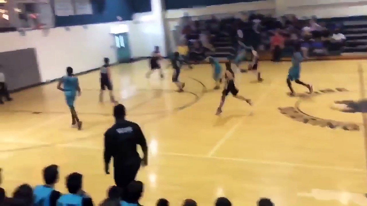 Un jeune américain amputé des deux bras vit son rêve de basketteur