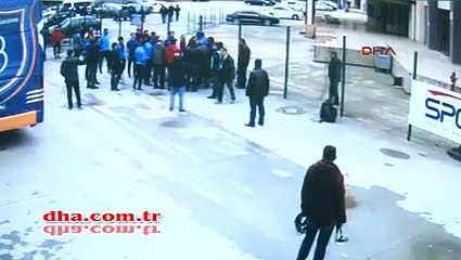 Başakşehirli futbolcular Trabzonlu gazetecilere saldırdı