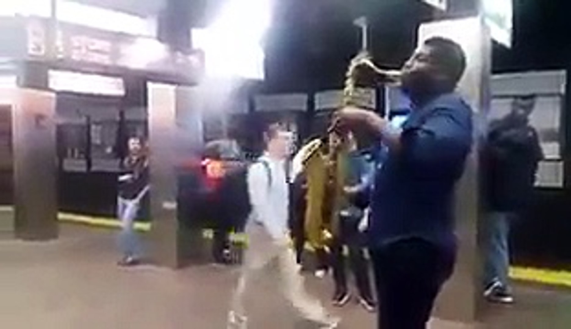 ⁣Вуличний музикант виконав Гімн України в метрополітені Бостона