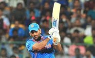 MS Dhoni gets angry on Mitchell Johnson and then smashes Australia hard enough!!!!!