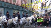 Des chevaux et des hommes défilent au coeur de la cité d'Auxerre