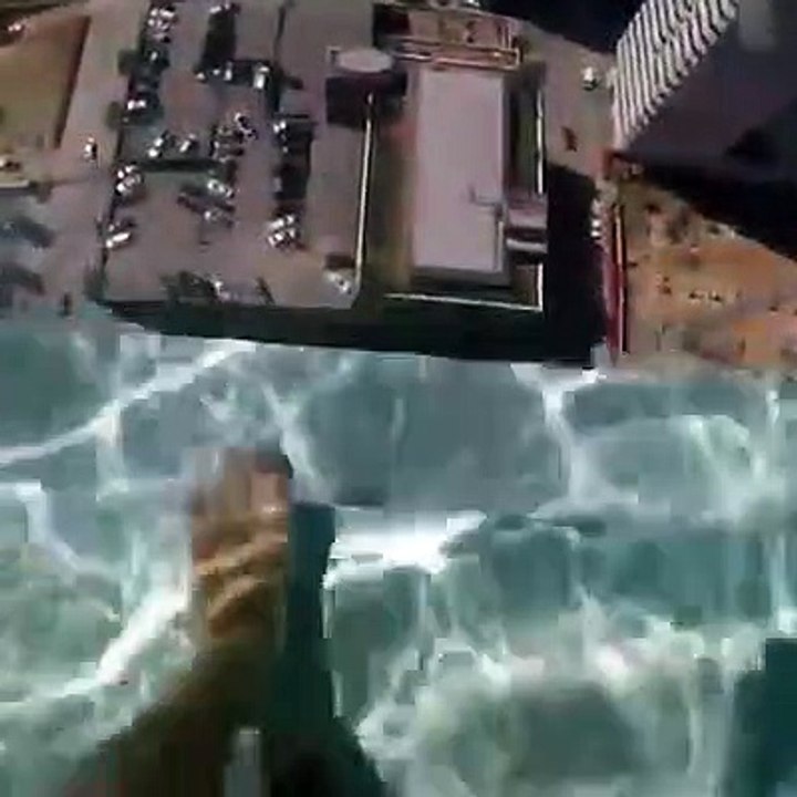 Une piscine à fond transparent située sur un immeuble de 150 mètre de haut