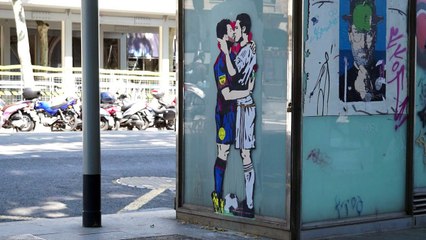Messi y Cristiano se besan en grafiti previo al Clásico
