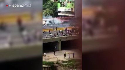 Hombre cae de un puente por la represión de la marcha opositora en Caracas