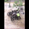 Fijate como los policias dejan inconciente a este hombre en venezuela (1)