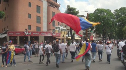 Télécharger la video: Sin contratiempos culmina la marcha por los fallecidos en protestas contra Maduro