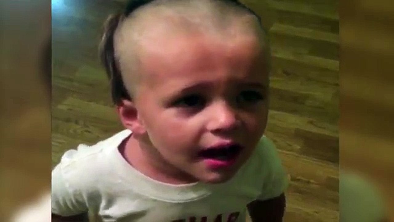 La papa s'est fait voler son rasoir. Puis quand son fils se tourne? Le père a une vision de cauchemar...