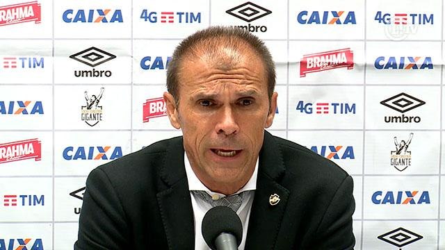 Milton Mendes diz que árbitro foi exigente em expulsão de Douglas