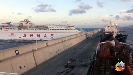 Ferry choca con una pared en islas canarias