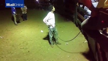 Ce mec attend qu’un taureau arrive dans l’arène mais ne s’at