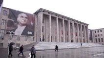 TBMM Başkanvekili Aydın, Meclisteki Atatürk Anıtı'na Çelenk Bıraktı