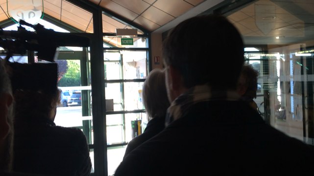 Présidentielle. Penelope Fillon a voté à Solesmes