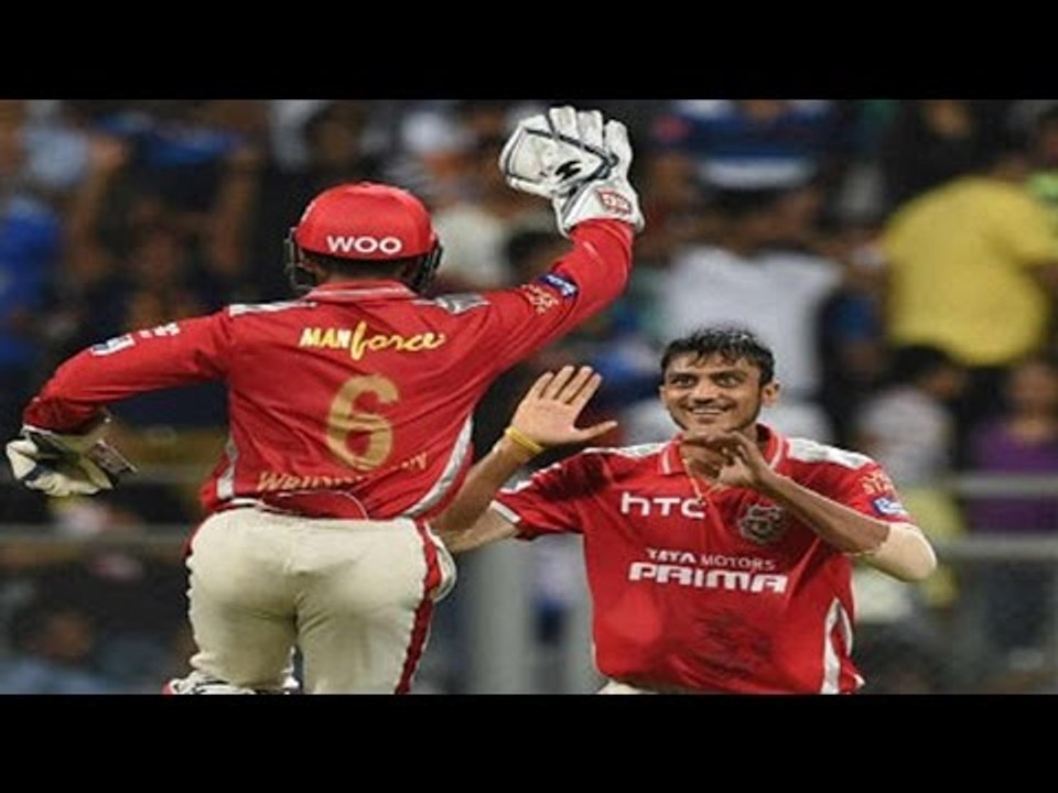 Axar Patel performs Champion dance after taking Bravo's wicket | Oneindia News
