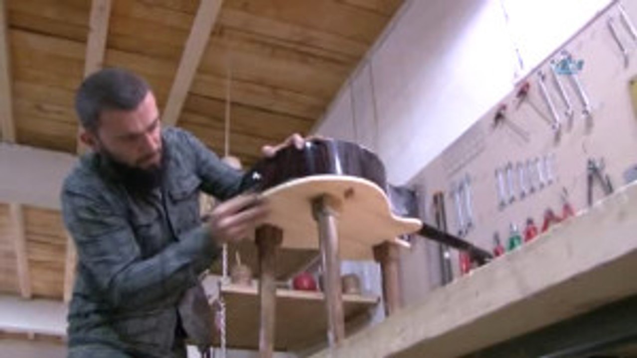 Rize - Haftasonuna) - Gitardan Sehpa Yaptı- Rize'nin Fındıklı İlçesinde Marangozluk Yapan Ali...