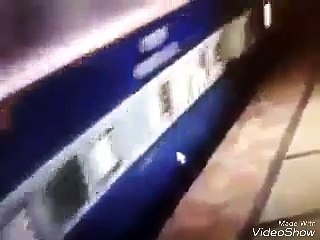 Dakhian kese adami train me neche we bch gya