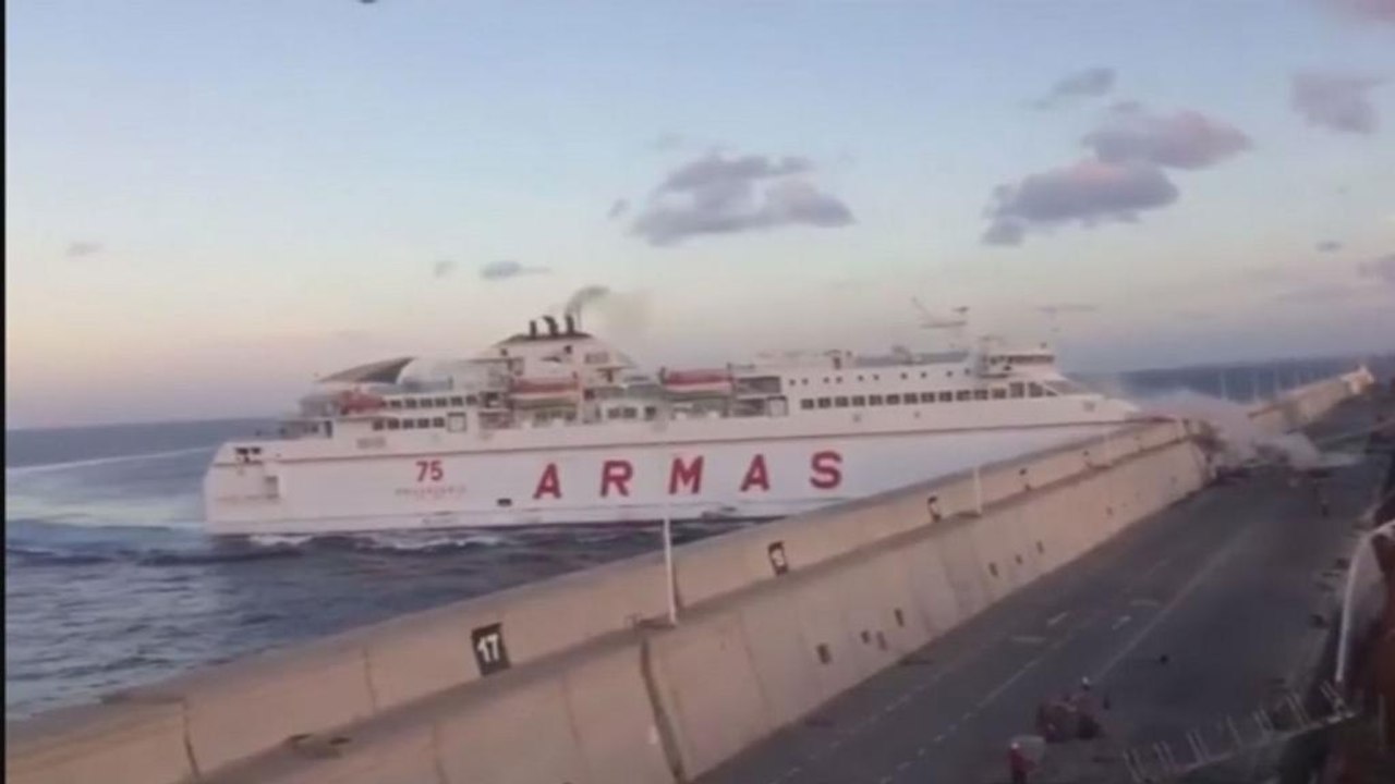 Fähre kracht gegen mole: 60.000 liter treibstoff laufen aus