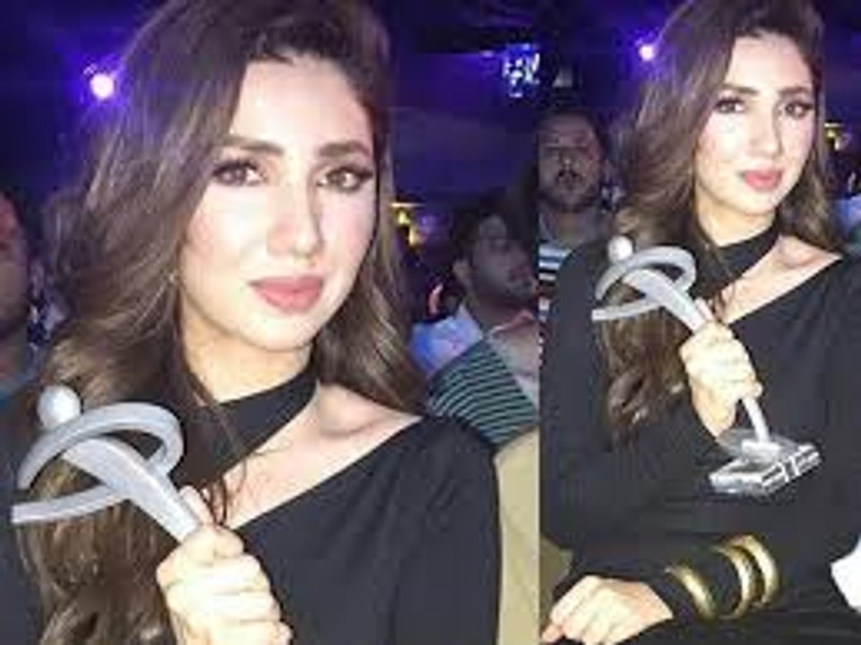 Mahira Khan wins Best Actress at Lux Style Awards 2017