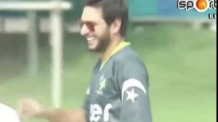 General Raheel Sharif Hit 4 Runs On Shahid Afridi's Bowl
