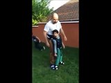 Ce papa a fabriqué un truc pour que son fils handicapé marche