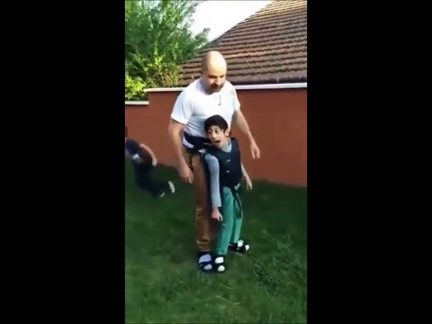 Ce papa a fabriqué un truc pour que son fils handicapé marche