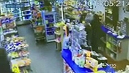 Une gérante frappe un voleur avec un extincteur