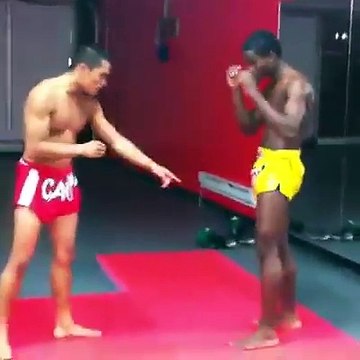 Un coup de pied horriblement faux, ...pas grave, Il l'a remis en place