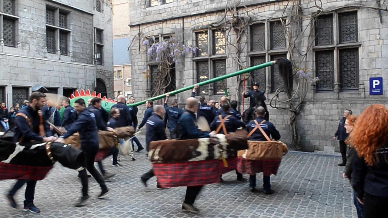 Ducasse de Mons 2017 : première répétition à l'Hôtel de Ville pour Condé, cheval de Saint-Georges. Vidéo Eric Ghislain