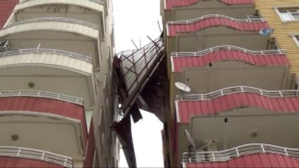 Siirt'te Şiddetli Rüzgar Apartman Çatısını Uçurdu