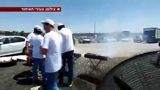 Barbecue de colons israéliens devant une prison où plus de 1300 palestiniens sont en grève de la faim.