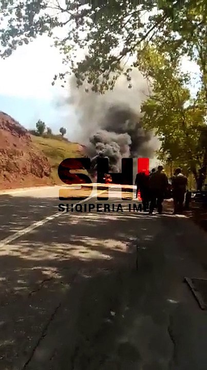 E FUNDIT / Librazhd , Automjeti në flakë, nuk dihen shkaqet (Video)