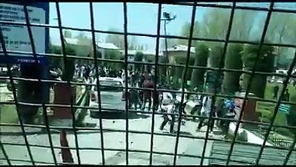 इस वीडियो को देखने के बाद आप ही बताओ कि आपकी आर्मी ने जवान से बदसलुकी करने वाले पत्थरबाज को जीप से बांधकर सही किया ना ??