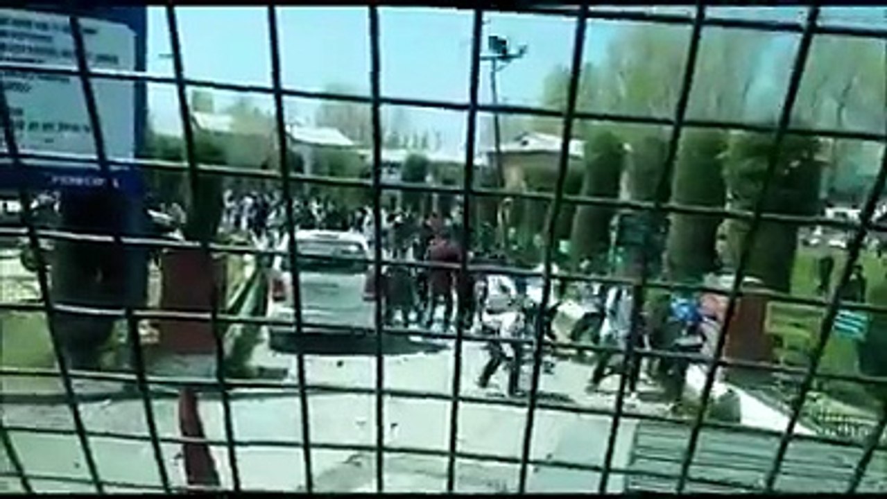 इस वीडियो को देखने के बाद आप ही बताओ कि आपकी आर्मी ने जवान से बदसलुकी करने वाले पत्थरबाज को जीप से बांधकर सही किया ना ??