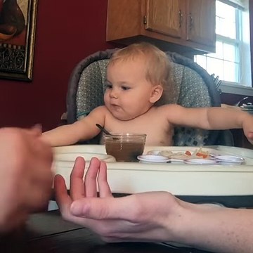 La petite fille qui termine les prières de sa famille !! Amen