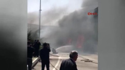 Elazığ - Üst Geçitten Yola Düşen ve Yanan Kamyon Sürücüsünü Vatandaşlar Kurtardı