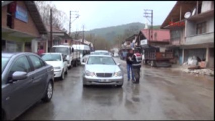 Bartın'da Taşan Dereler Nedeniyle Ilçe Yolu Ile Iki Köy Yolu Kapandı