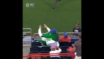 La mascotte de baseball se prend la balle et c'est un jeune fan qui la réanime... ahaha