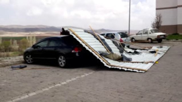 Şarkışla'da Şiddetli Rüzgar Çatıları Uçurdu