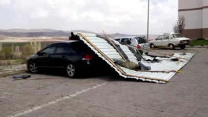 Şarkışla'da Şiddetli Rüzgar Çatıları Uçurdu