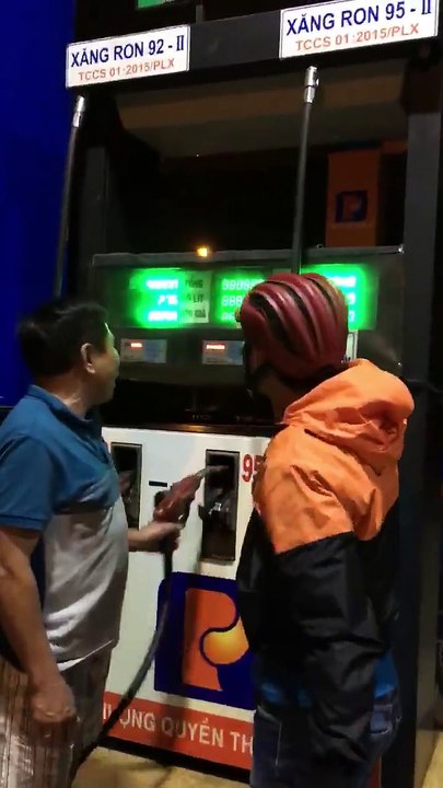 Đổ xăng chịu khó ngó vào cái đồng hồ xăng !