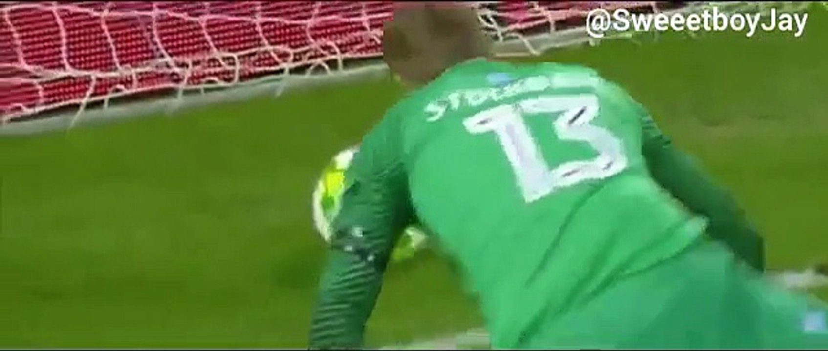 Ce gardien marque 2 fois contre son camp en ligue des champions !