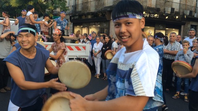Folklores du monde : le défilé des nations