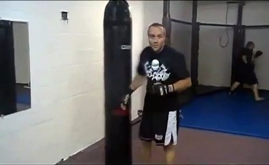 Un kickboxer fait transpercer le mur à son adversaire pendant un entrainement !