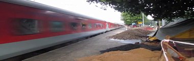 Four WAP-7's in 30 Minutes - Sealdah RAJ chasing Howrah RAJ in both directions !!