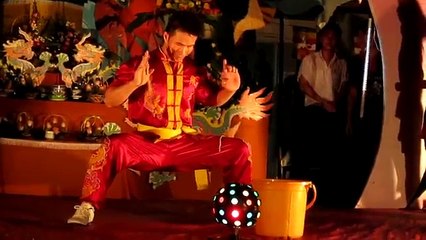 Phi Ngọc Long dùng mí mắt nhấc bổng thùng nước