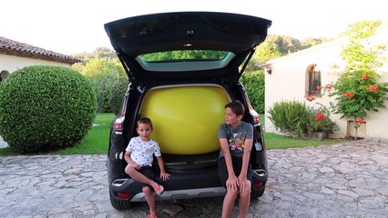 ON GONFLE UN BALLON GÉANT DANS LA VOITURE !