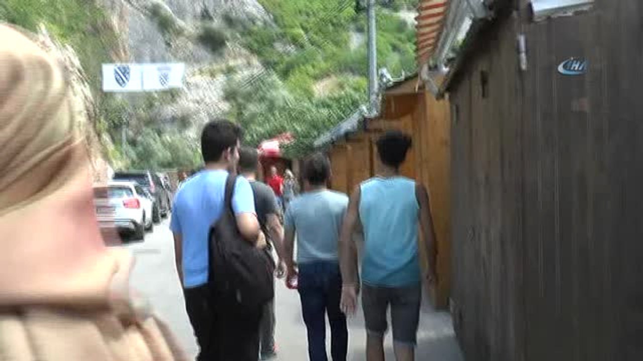 Mostar Köprüsü Önünde "15 Temmuz'u Unutma, Unutturma" Pankartı Açtılar